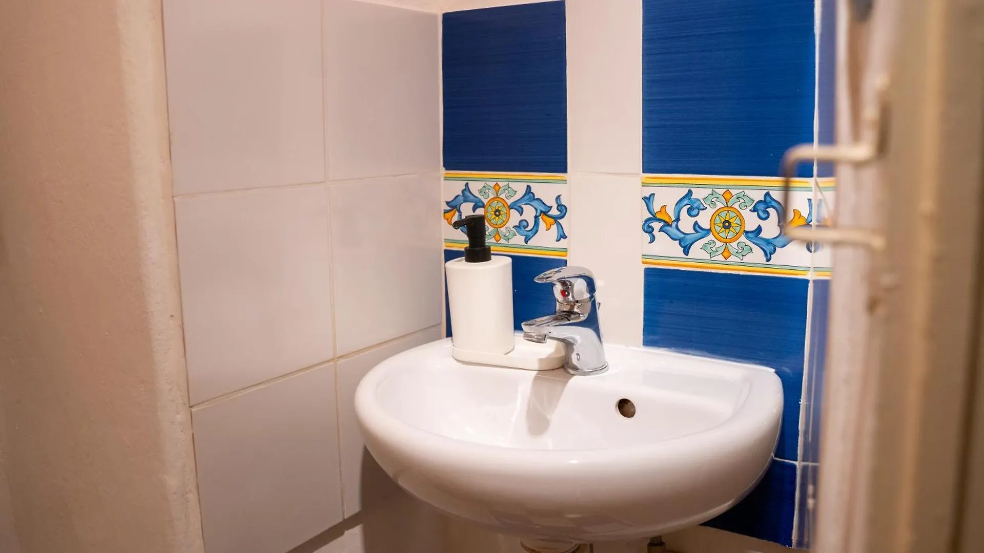 Pitti13 Apartment Florence 0*,  Italy